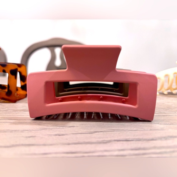 Large & Medium Sized Claw Clips In Various Colors - Picture 3 of 6